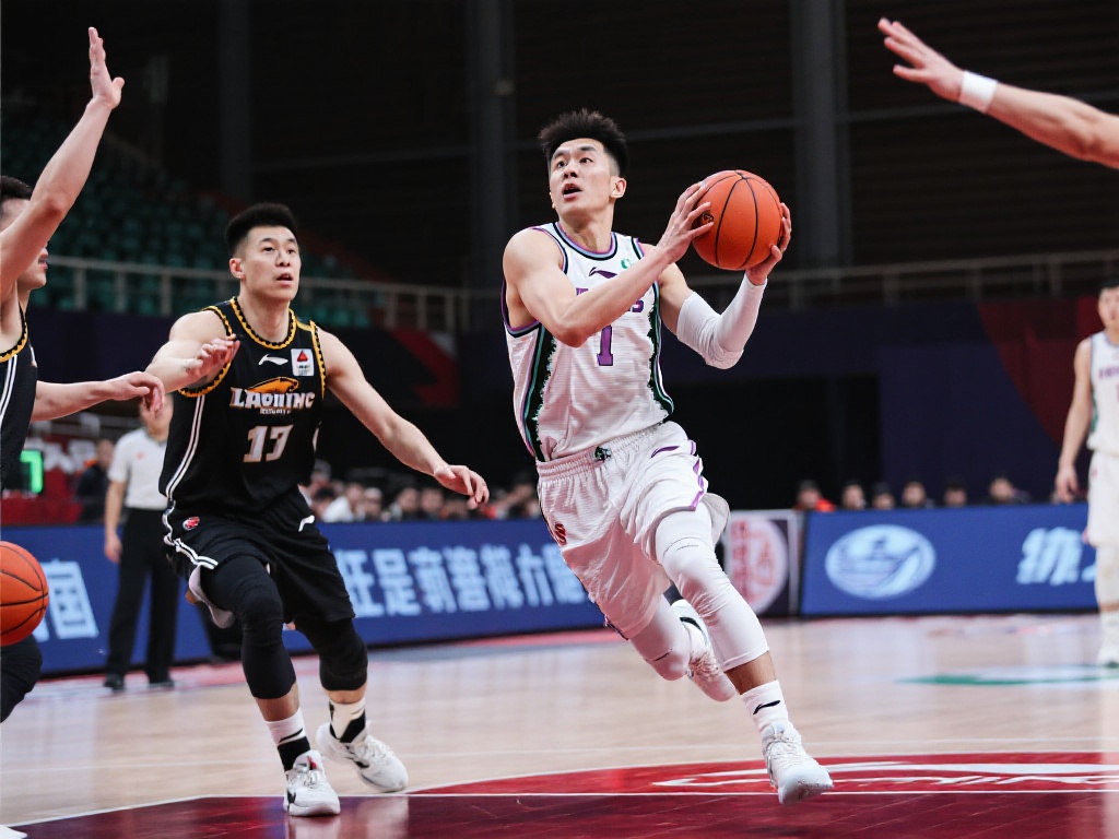 3月31日常规赛辽宁大战山东 高诗岩精彩集锦 比赛中,高诗岩的表现尤为亮眼。他不仅以一